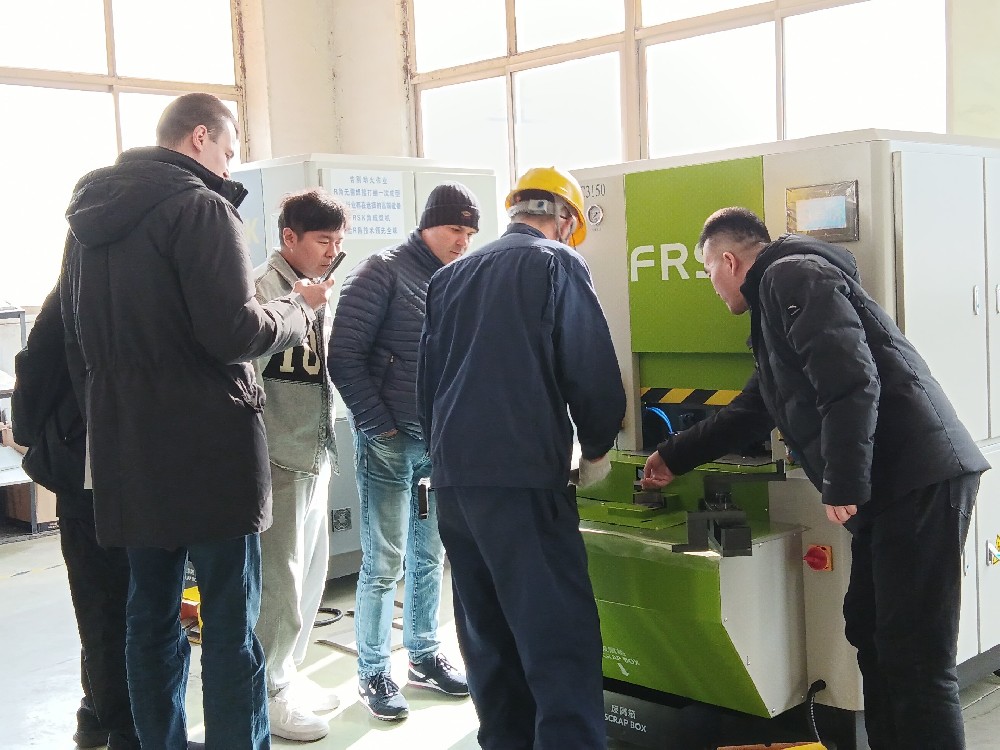 2024年11月29日俄罗斯客户来公司参观学习数控角成型机